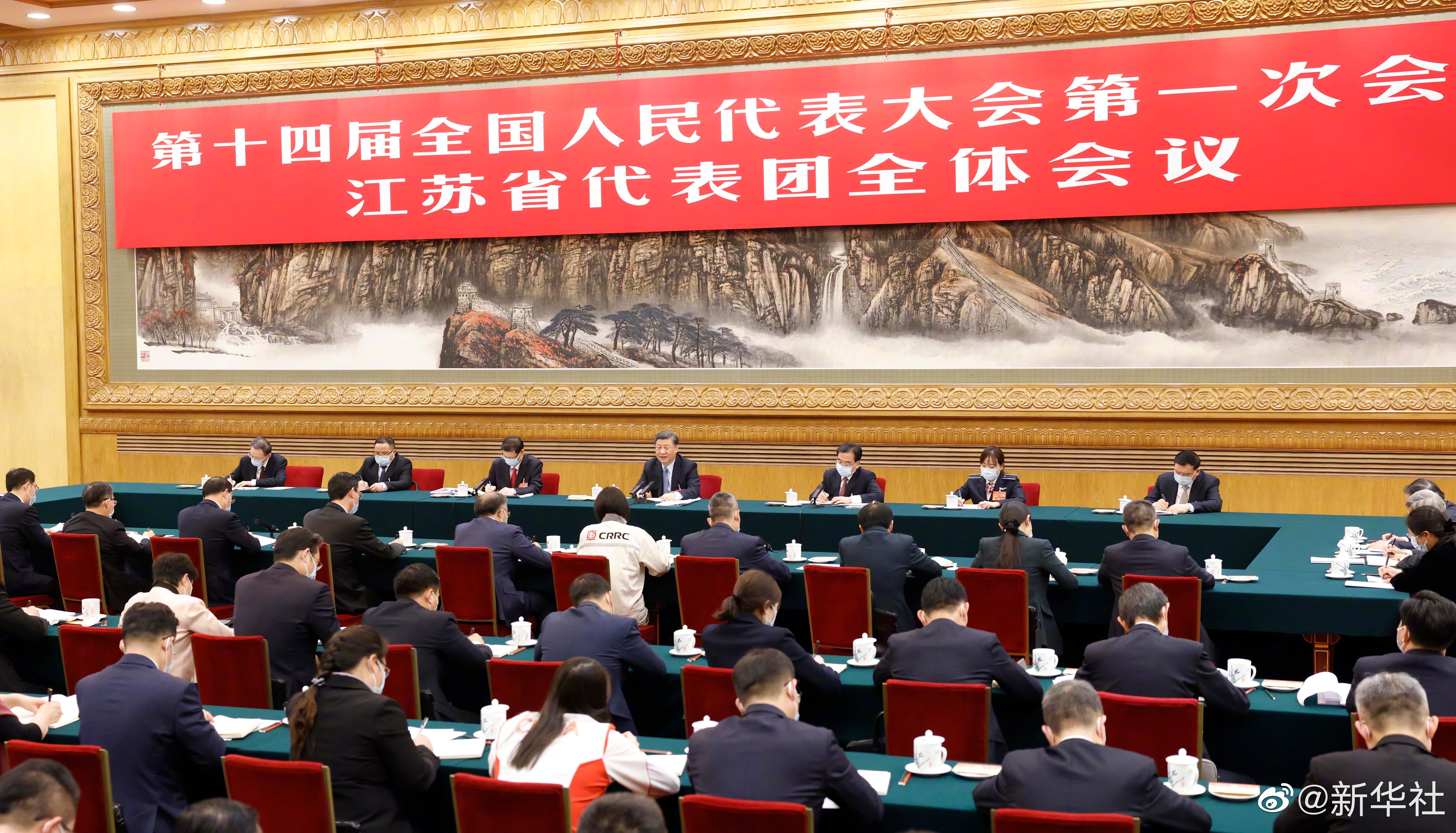 習(xí)近平總書記參加江蘇代表團(tuán)審議，現(xiàn)場(chǎng)聽取徐工集團(tuán)匯報(bào)發(fā)言，對(duì)徐工五年發(fā)展給予充分肯定和殷切期望