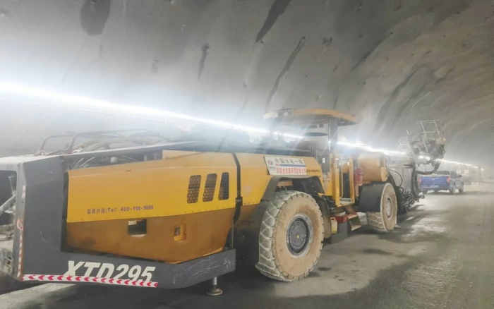 高壓高海拔！徐工鑿巖臺(tái)車挑戰(zhàn)高難度鐵路隧道