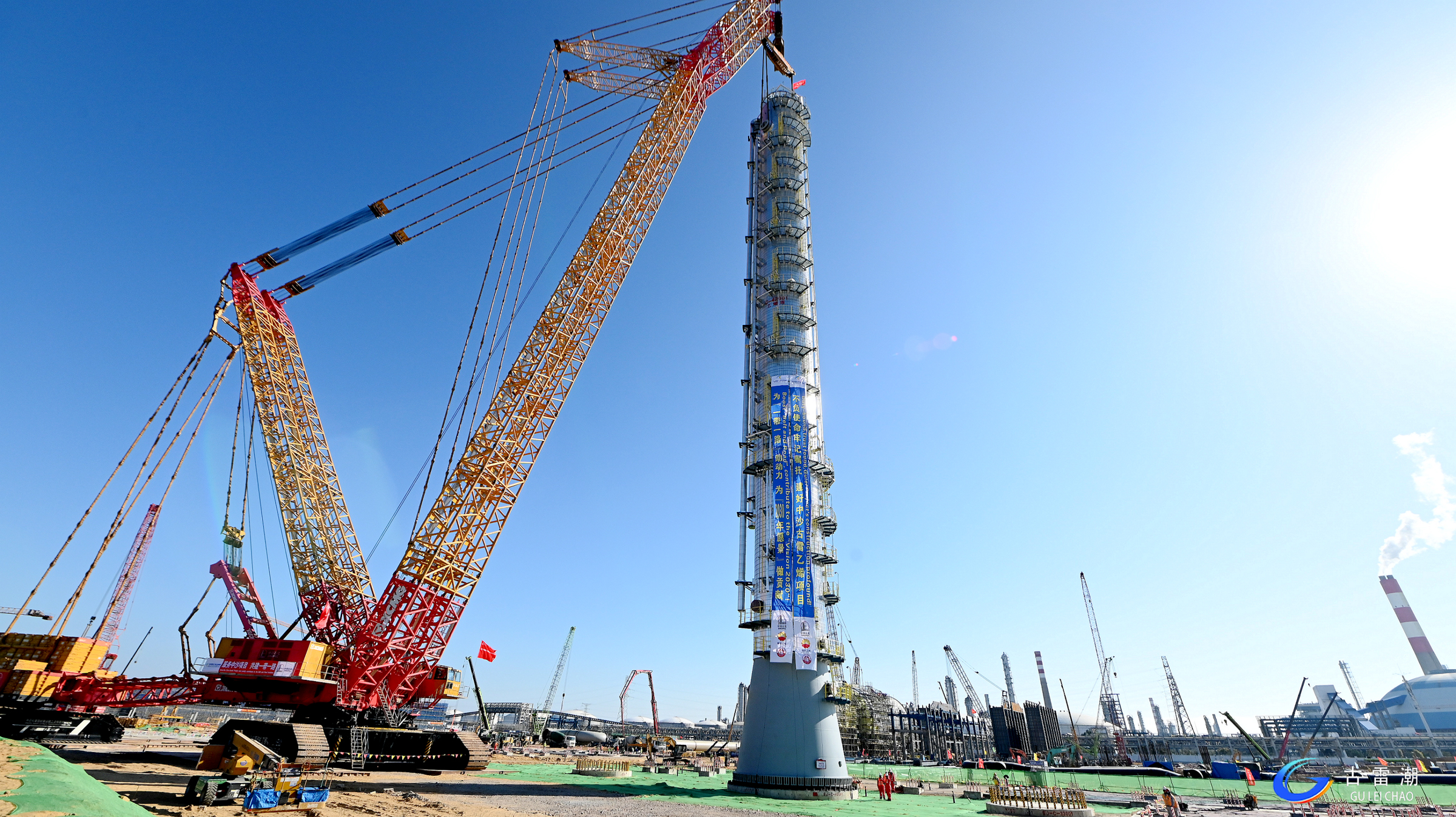 吊重1150噸！XGC88000助力大型石化項目首臺千噸級設(shè)備精準(zhǔn)就位