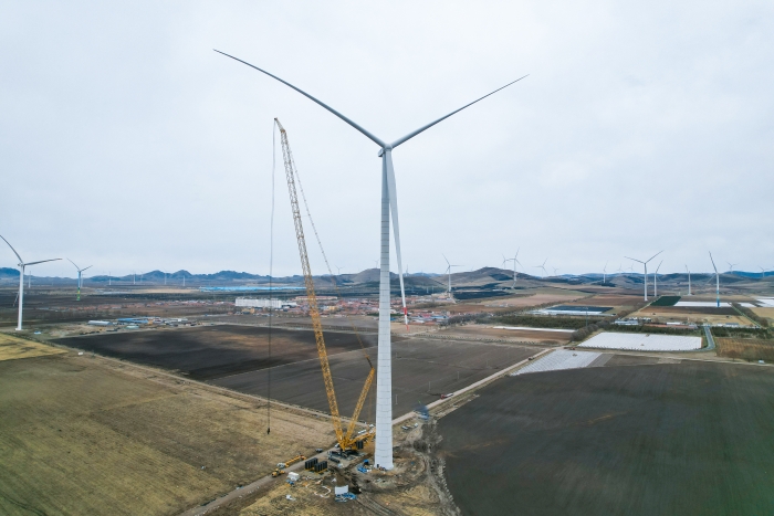 高空之巔，再鑄榮光！XLC18000M助力大型風(fēng)電場首臺185米風(fēng)機(jī)成功吊裝
