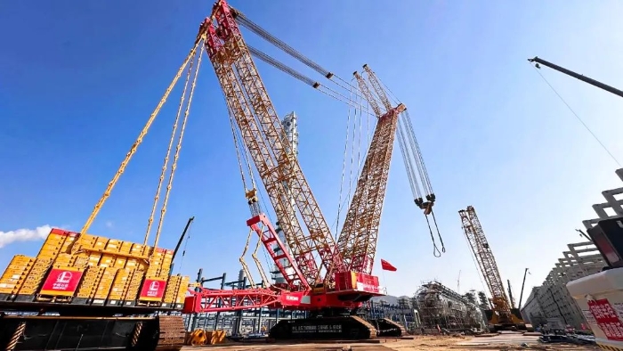 全球首臺問世的4000噸履帶式起重機(jī)，再創(chuàng)國內(nèi)吊裝新紀(jì)錄！
