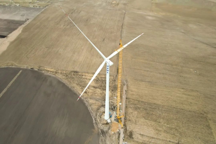 高空之巔，再鑄榮光！XLC18000M助力大型風(fēng)電場首臺185米風(fēng)機(jī)成功吊裝