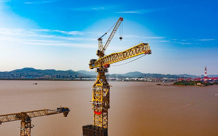 雙塔筑脊梁！徐工超大塔助建世界級(jí)大橋