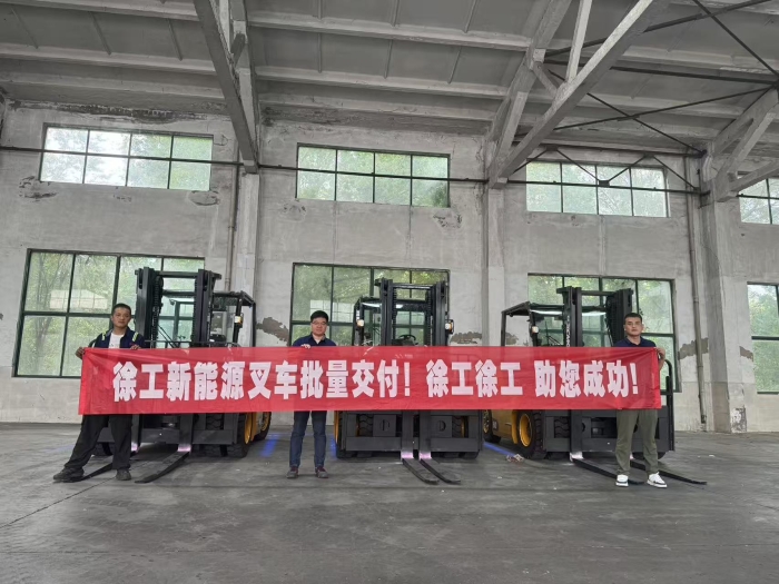 品質(zhì)與服務(wù)共拓市場(chǎng)新局！徐工孔雀叉車賦能冶金行業(yè)